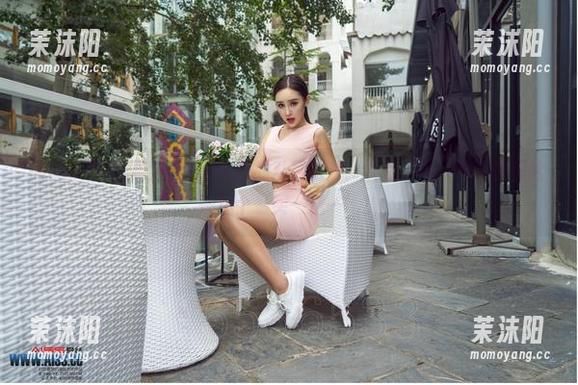 AISS爱丝(黄金版) - 小哲的私房图片：女神下凡，忍不住想给她加个‘买一送一’！