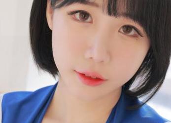 Addielyn(에디린)穿白衬衫的神秘力量：免费照片帮你化身时尚达人！