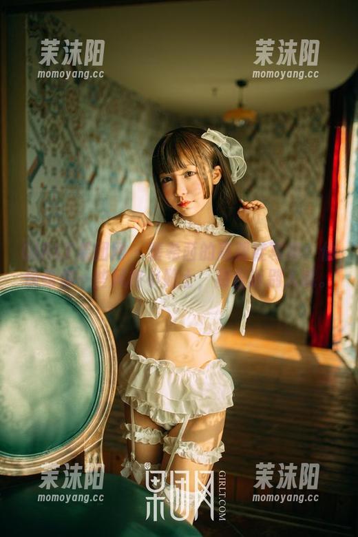 GIRLT果团网 - 裴希西的高跟鞋写真：偷偷给你一些风格小贴士，别告诉别人哦。
