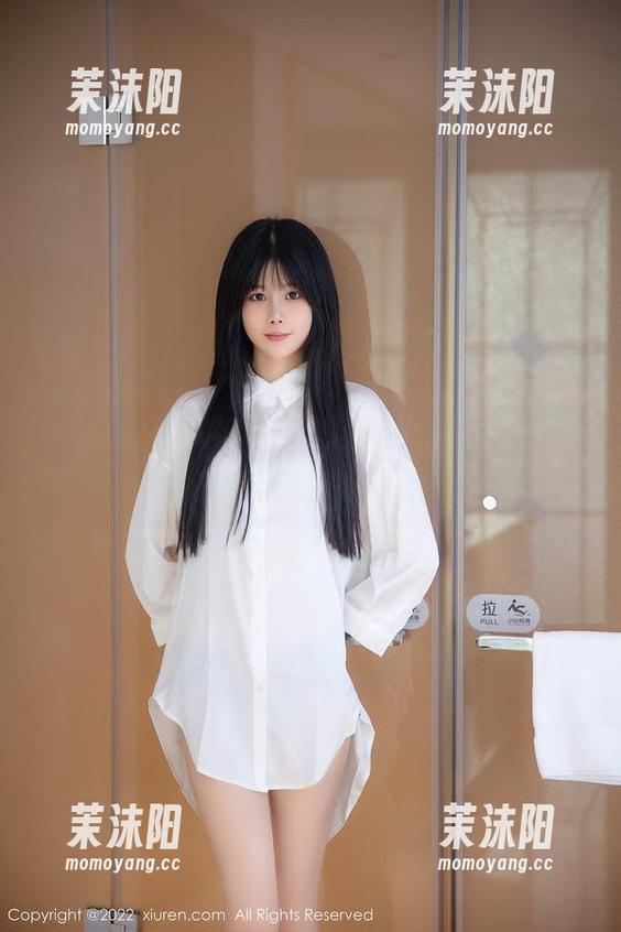 Xiuren秀人网 - 周思乔Betty校服写真：高清捕捉，那些咫尺的青春悸动