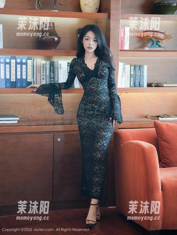 Xiuren秀人网 - 雨儿1494在光影中：她的可爱高清写真有点让人心跳加速。