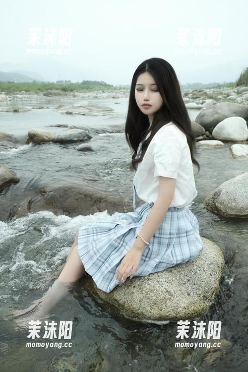 eloise软软校服写真：免费照片里的校园幻想，现在就来吧！