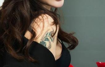 丽柜 – 最新运动图册大揭秘，晴晴的每一张图都像微风拂面，甜蜜又温柔！