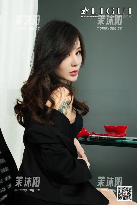 丽柜 - 最新运动图册大揭秘，晴晴的每一张图都像微风拂面，甜蜜又温柔！