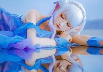 在乖乖衣宝的美图里，吸血鬼护士服居然让我想起了那年Halloween！