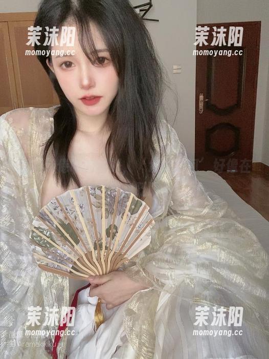 翻阅倦倦喵的图册，‘埃罗芒阿’好像在对我眨眼