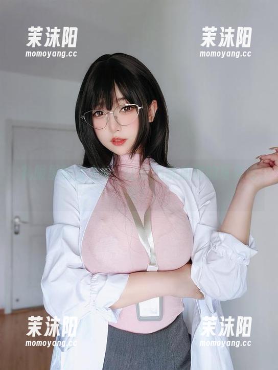 女主K 礼服里的女主K:让你心跳加速的写真时刻!