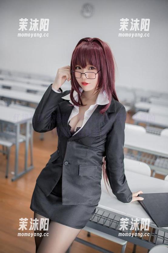 红裙写真大揭秘：宅夏yoko在镜头前的瞬间到底有多美？