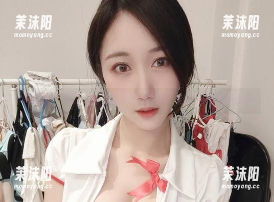微密圈 - 沉浸在水中的小玉吃果冻：浴缸在线性感合集