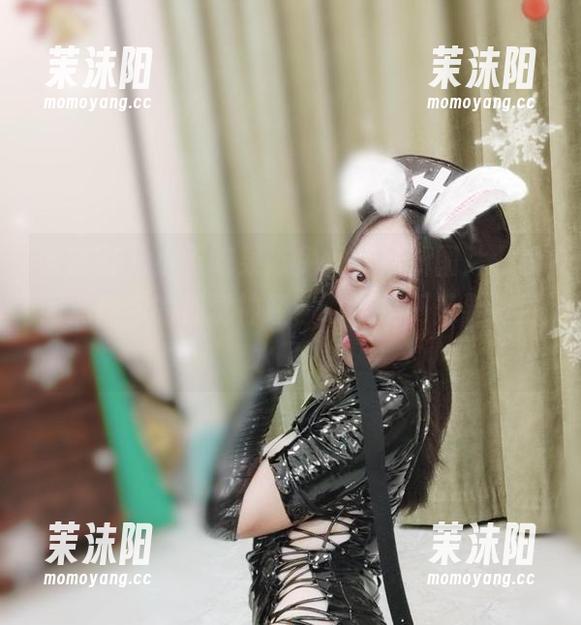 微密圈 - 小玉吃果冻兔女郎最新图片，瞬间点燃你的视觉神经，喂，是不是要喝口水了？