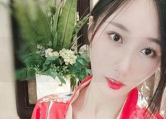 微密圈 – 最新的校园系列，小玉吃果冻又在分享她的‘被阳光吻过’时刻啦！