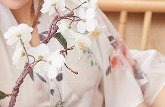 尤蜜荟 – 娜依灵儿的眼镜作品分享：是不是也有点儿小暗示？