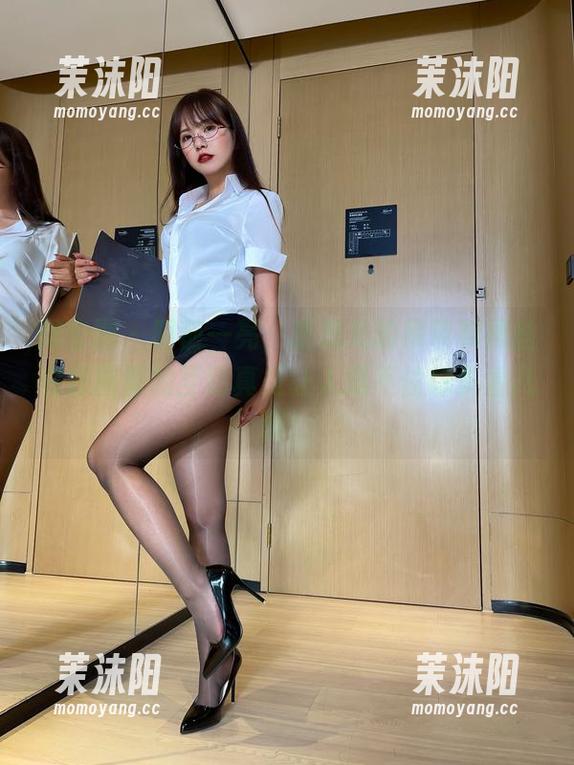 微密圈 - 眼前一亮，张思允的吊带和黑丝在原图里的互动真是让人忍不住想多看几眼！