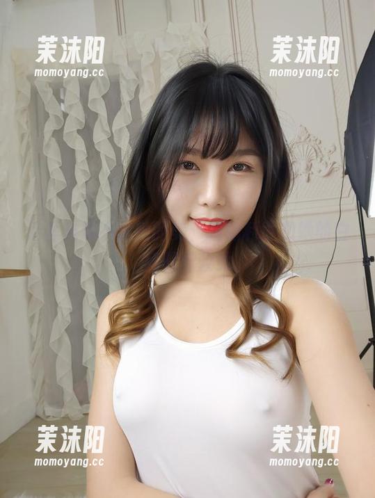 无圣光照不出她的美，抖娘利世和她的白裙默默较劲