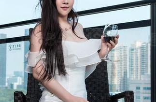 推女神 – 谭晓彤与女神Elise的美图合作，真的是千变万化啊！