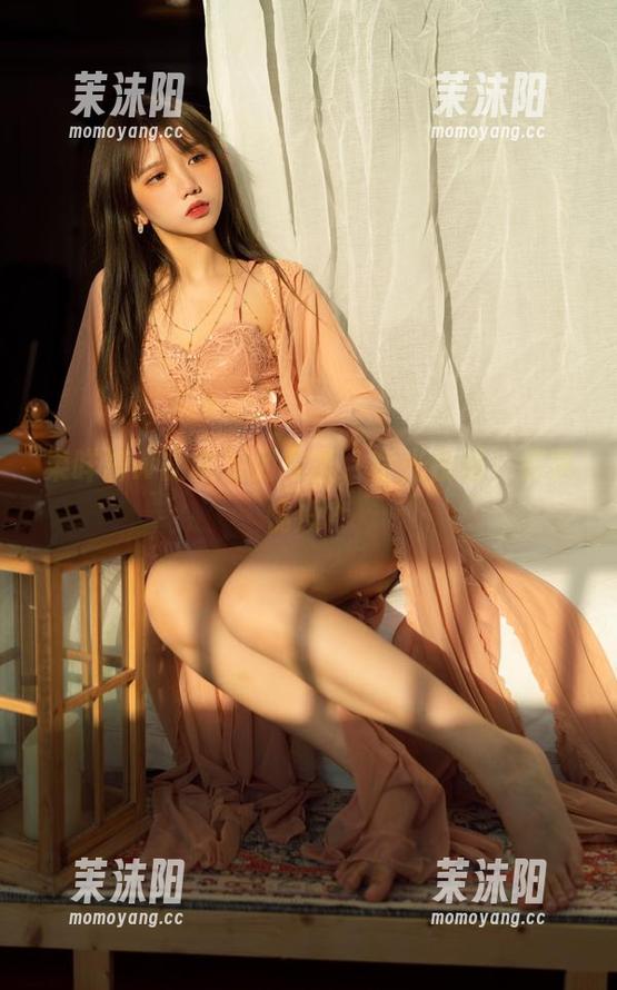 果咩酱w 果咩酱w的新系列写真,紫光夜里,搞事情没?