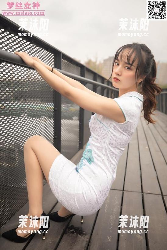 梦丝女神 - 当吊带遇上乔儿——图册合集，光影下的幽默时刻。