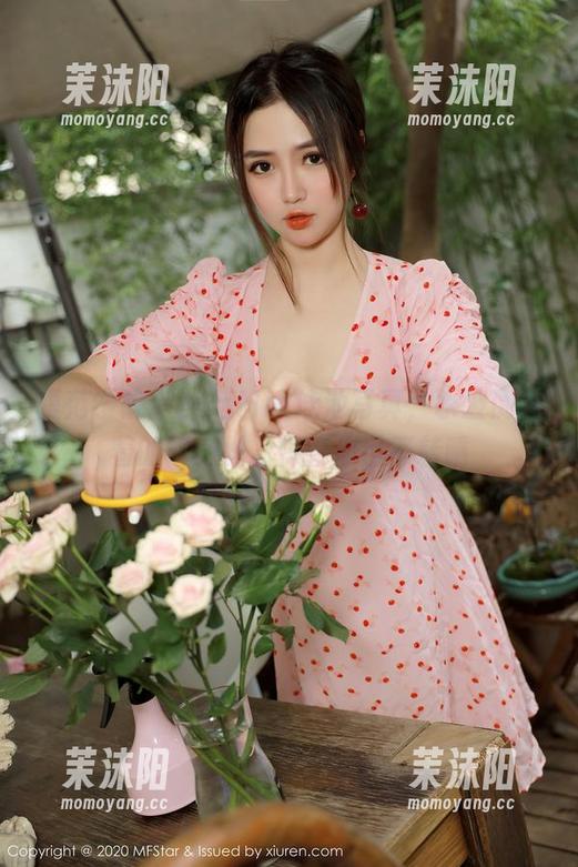 模范学院 - 美七Mia泳池写真，水波倒映着的好身材，保管你目不转睛