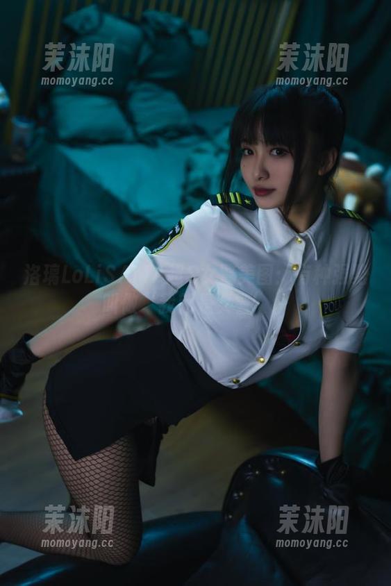 洛璃LoLiSAMA超S女警美图：有种强势叫做‘我就是女警’。