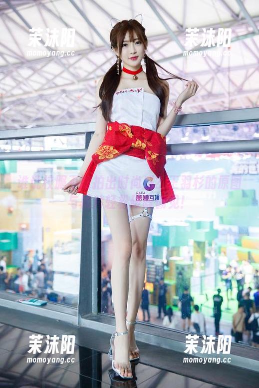 谁说校服不能拍出时尚感？王羽杉的原图与照片轻松破除偏见！