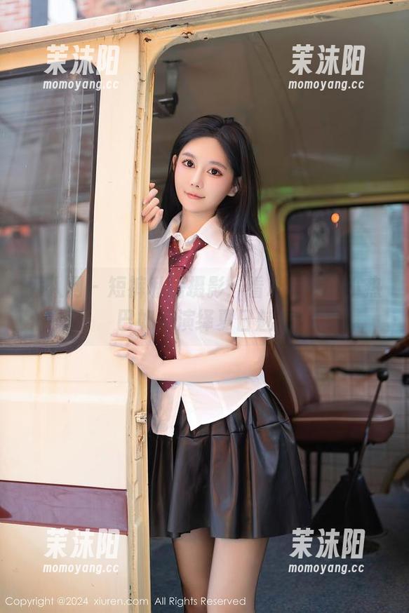 秀人网 - 短裤私房摄影：看Angela小热巴如何演绎夏日魅力
