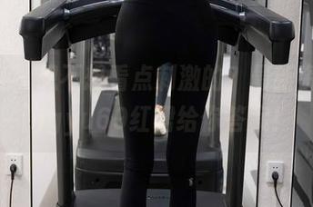 秀人网 – 想不想看点刺激的？最新资源，lingyu69红裙给你答案！