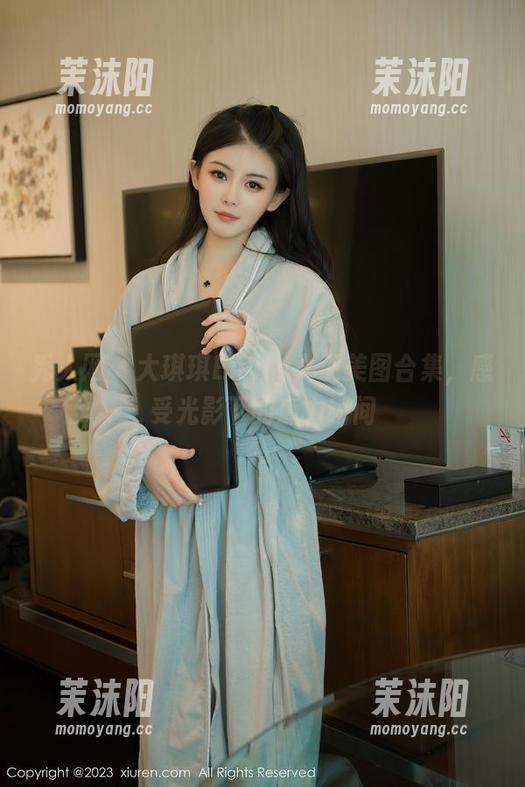 秀人网 - 大琪琪Emily女王美图合集，感受光影下的魔力瞬间