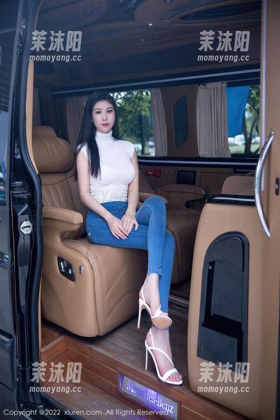 秀人网 - 安琪Yee的棉袜流转：壁纸里的轻盈舞动，似乎每一根纤维都在私语！