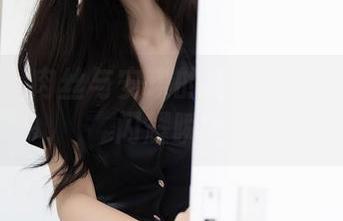 秀人网 – 肉丝与安琪的相遇：一墙壁纸的闪耀瞬间