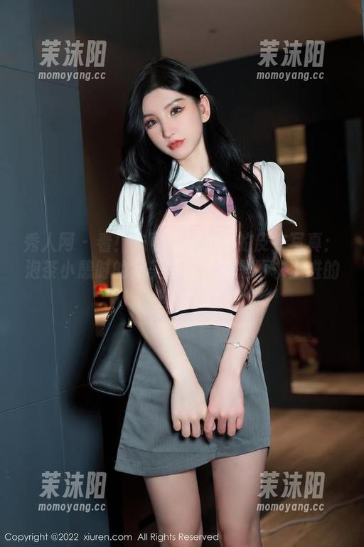 秀人网 - 看！朱可儿Flora的皮衣写真：泡茶小憩时的完美壁纸，真是不求上进的选择。