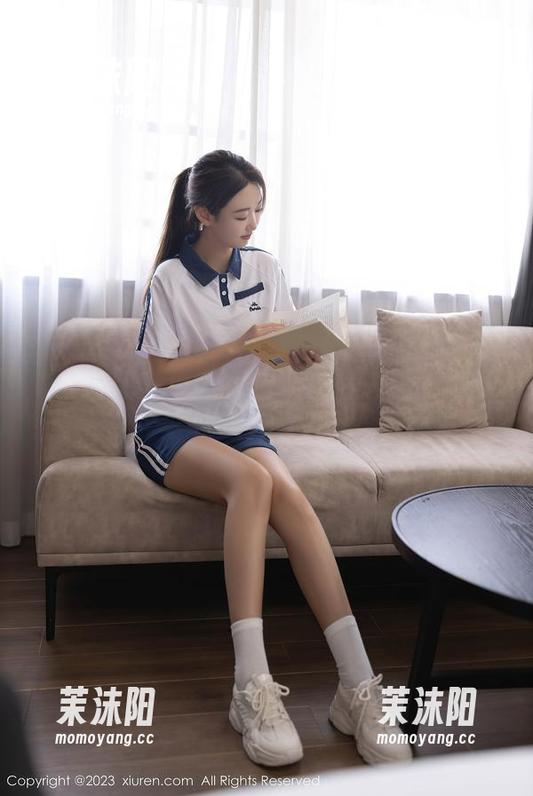 秀人网 - 在杨晨晨Yome的丝袜美腿图册中，光与影的游戏竟如此迷人