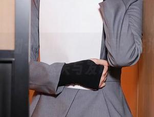 秀人网 – 甜七七比基尼写真：在海浪间的迷失与发现