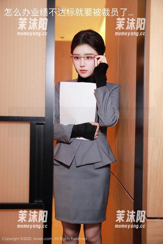 秀人网 - 甜七七比基尼写真：在海浪间的迷失与发现