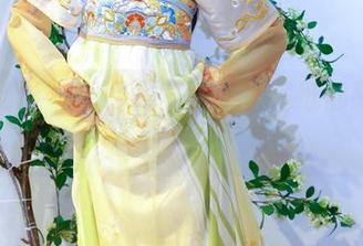 绮梦摄影 – 看月月穿校服，壁纸都跟着羞涩了！