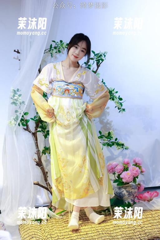 绮梦摄影 - 看月月穿校服，壁纸都跟着羞涩了！