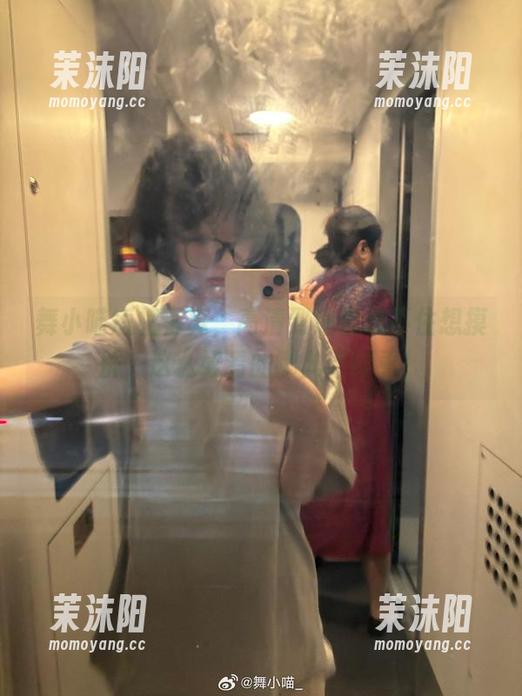舞小喵短裙写真，高清到让你忍不住想摸屏，这么好看的哪儿不能看！