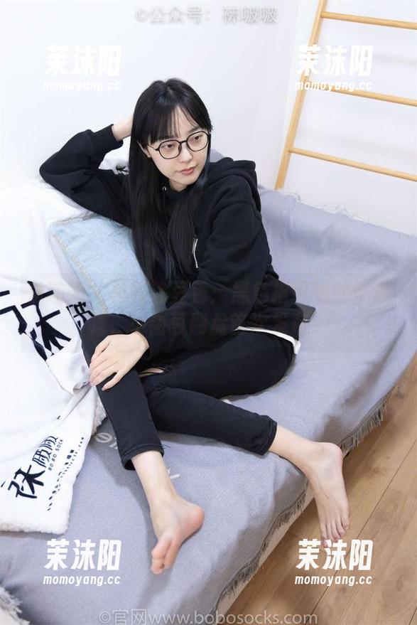 袜啵啵 - 模特涂豆香：黑色指甲油的风骚集，小甜豆网盘首次发布！