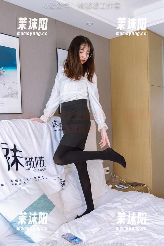袜啵啵 - 图库里的甜甜圈少女，作品延展的迷离视界