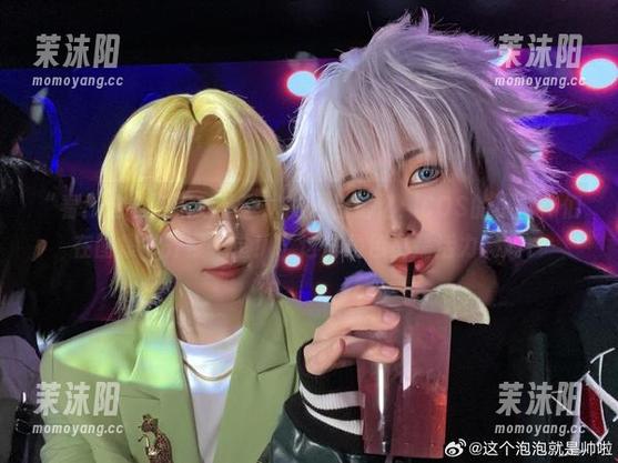 “看！这个泡泡就是逊啦的夏日记忆：COS的小伙伴们在图集中齐聚一堂！”这些角色真是活力满满。