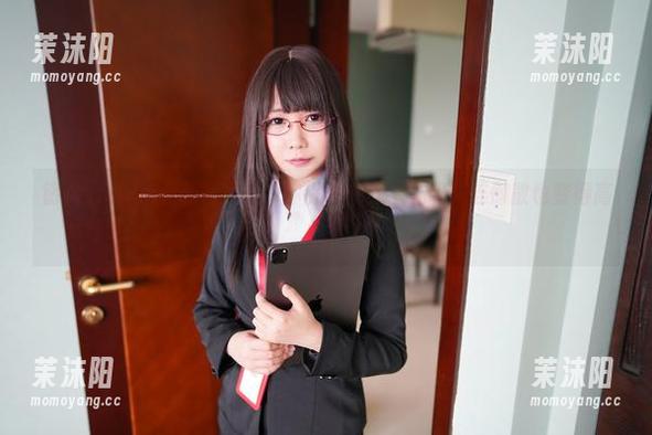 铭铭kizami最新写真集带你探索：穿上礼服，连懒散也变得高级！