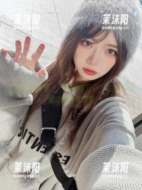“闪月半”带上“岛村卯月”：私拍图集里的轻松与暧昧
