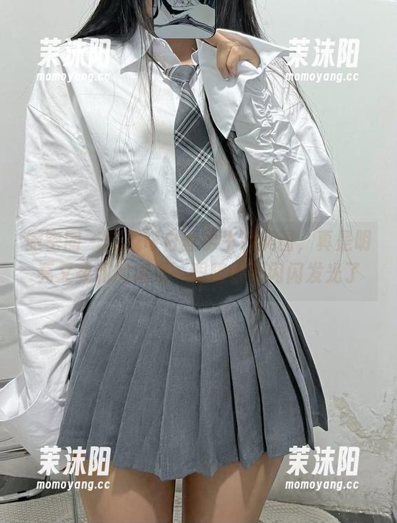 微密圈 - 陈佩奇白丝学生装美图，真是明亮又柔和的感觉，眼睛都要闪闪发光了