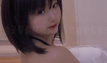 青水百合子带你探秘，纯白壁纸中的秘密花园