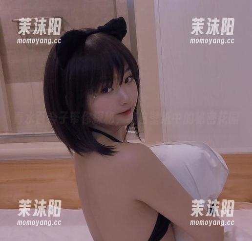 青水百合子带你探秘，纯白壁纸中的秘密花园