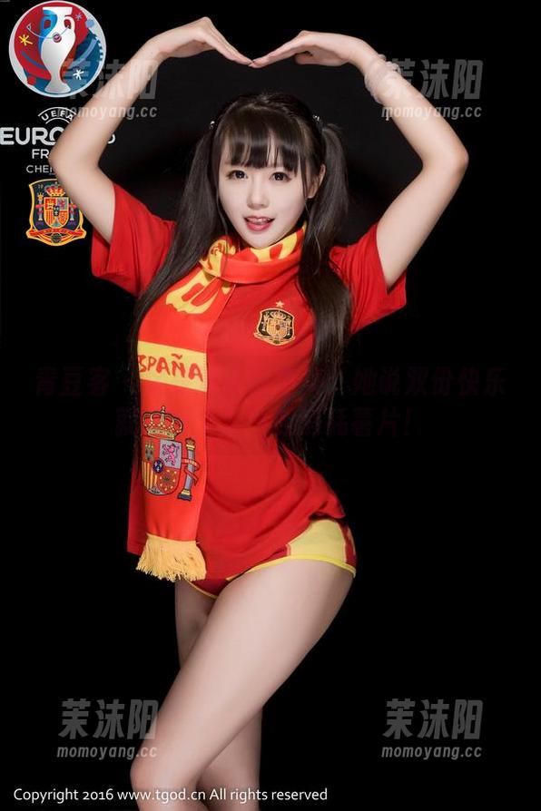 青豆客 - 佟蔓双人写真集：她说双份快乐就是两个人一起消耗薯片！