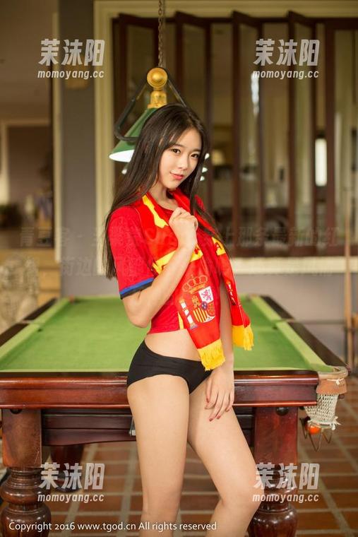 青豆客 - 当梁莹Sugar穿上那条最新的红裙，街边的风都停下来偷瞧，还真是风情万种的感觉！