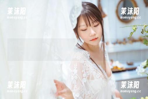 难以自拔的魅力，香草喵露露白短连衣裙高清美图发布，连我都想跳进那裙子里！