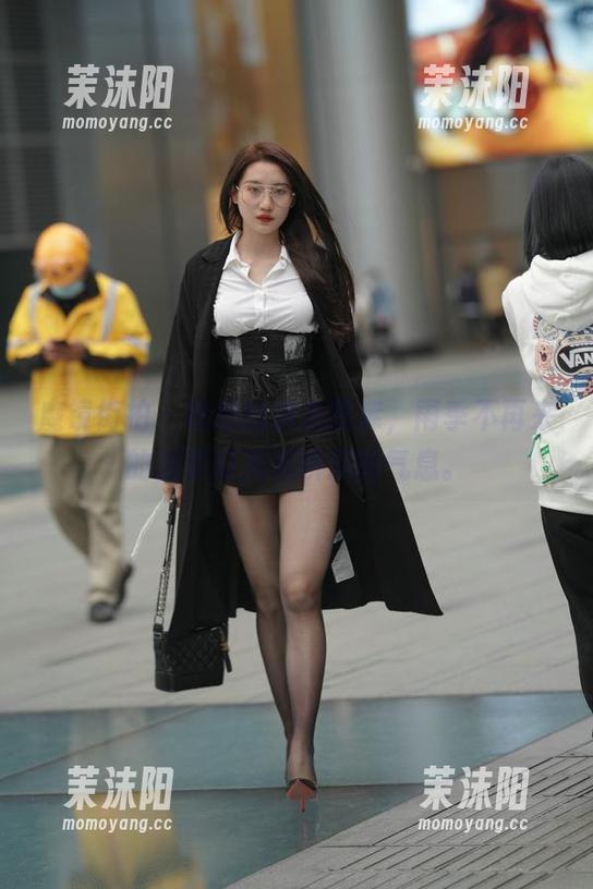 魔镜街拍-凯恩 魔镜街拍 - 凯恩的精选图库,雨季不再来的温柔灯光和瞬息的气息。