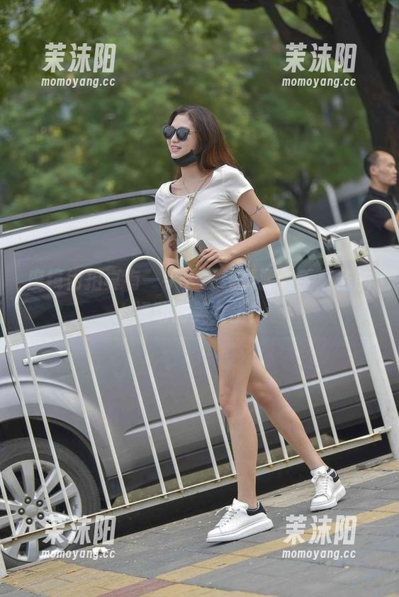魔镜街拍真有一手，在线资源剁手必备的运动甜美女生！